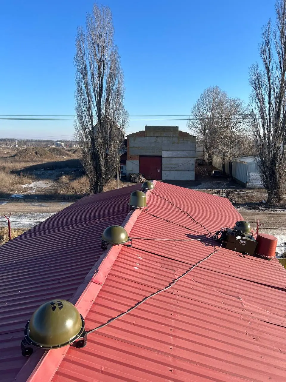 Купольные модули РЭБ ЗОНТ вдоль конька крыши