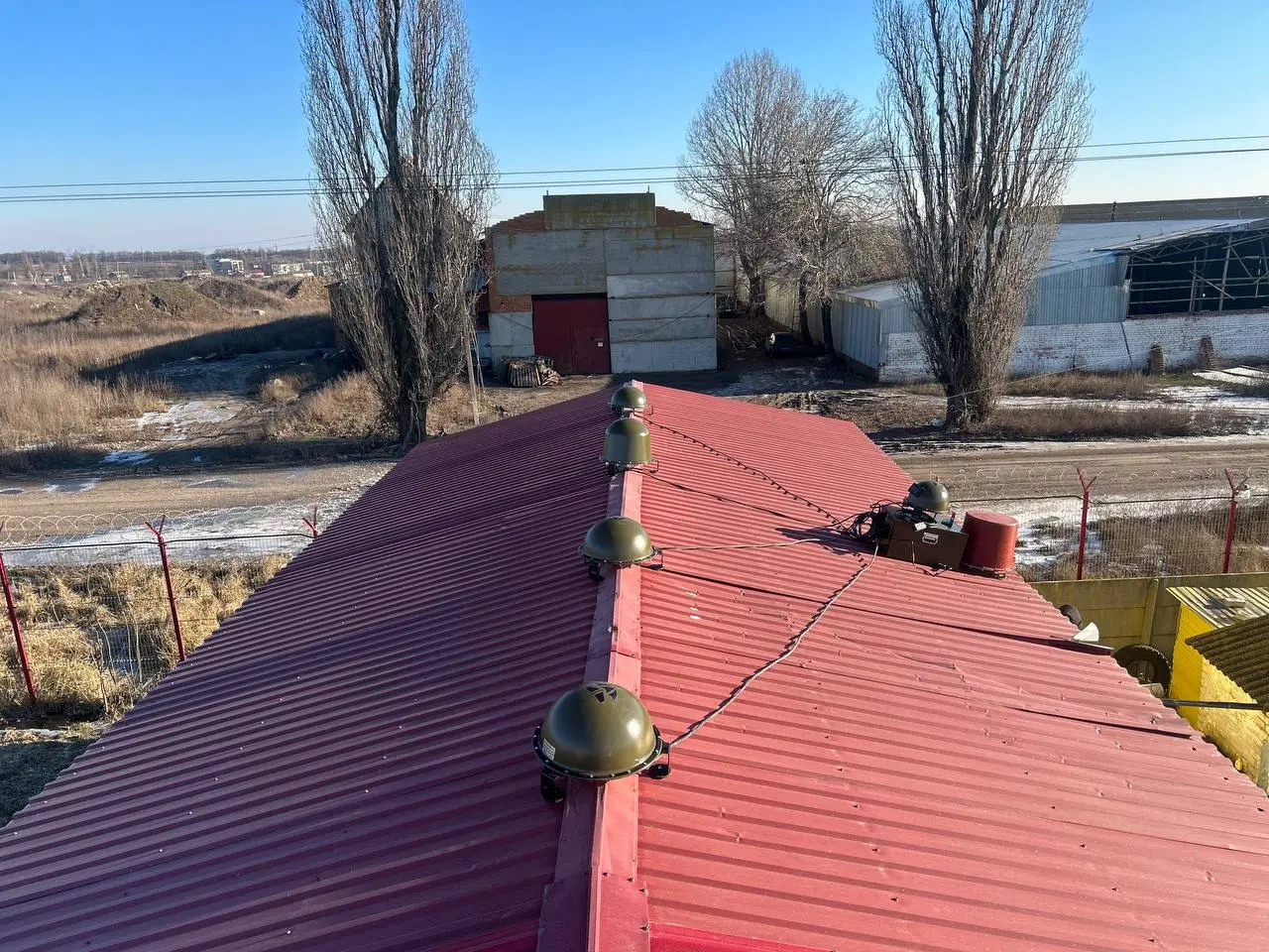 Линия купольных модулей РЭБ ЗОНТ на крыше промышленного здания