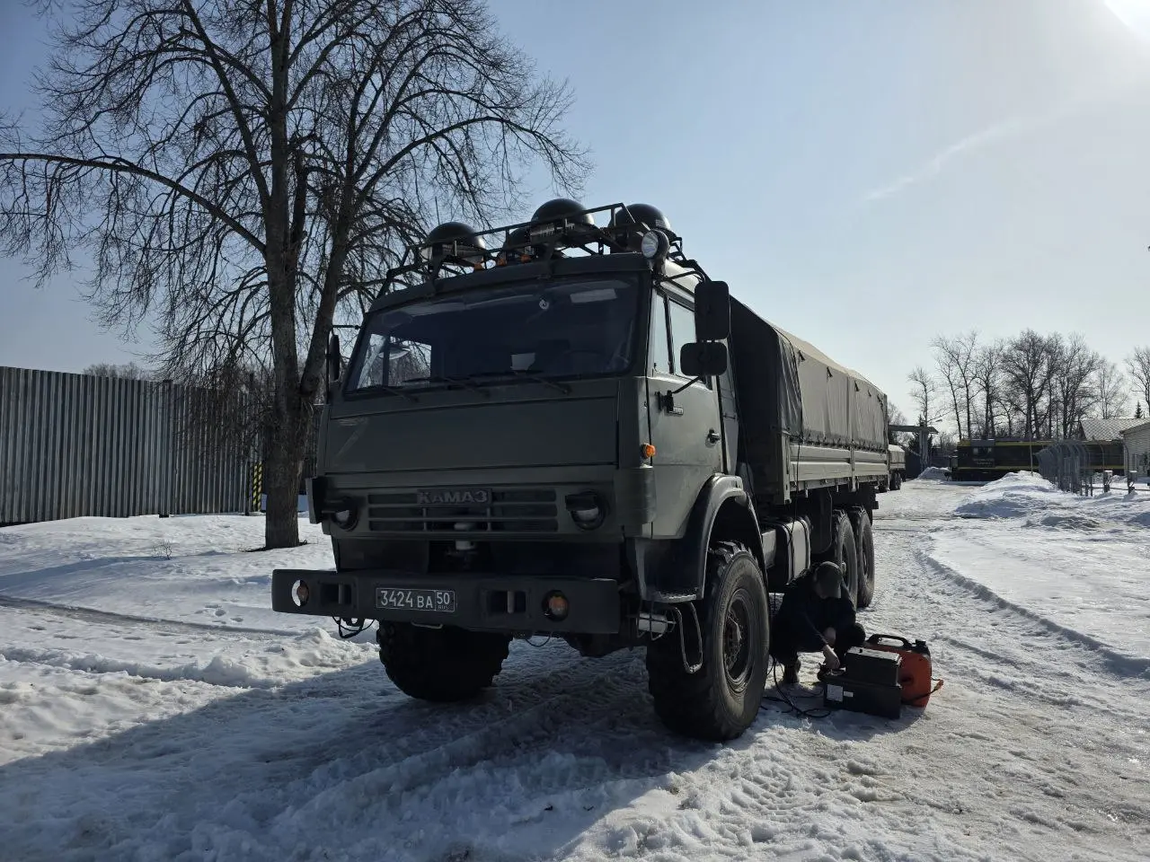 Грузовой автомобиль с системой РЭБ ЗОНТ в зимних условиях